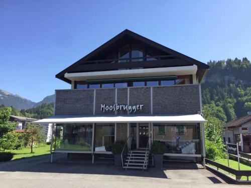 ベツァウにあるModern Holiday Home with Mountain Viewの看板のある建物