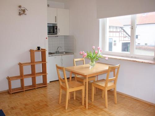 バート・ヴィルドゥンゲンにあるHoliday flat with private terrace in H ddingenのキッチン、ダイニングルーム(テーブル、椅子付)