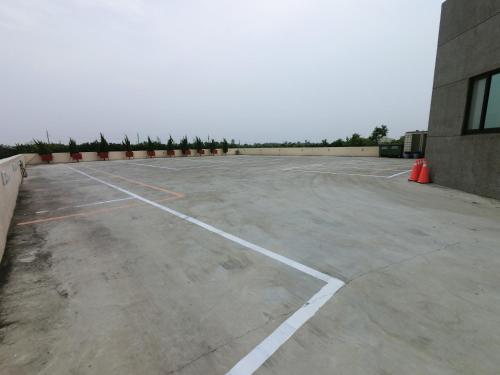 an empty parking lot next to a building at 雲林斗六福爾摩莎大飯店 in Douliu