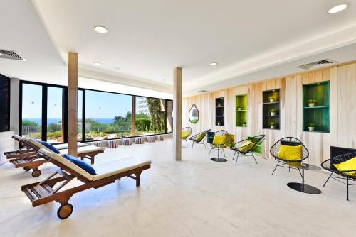 ein Wohnzimmer mit Stühlen und einem Sofa in der Unterkunft Napa Mermaid Hotel & Suites in Ayia Napa