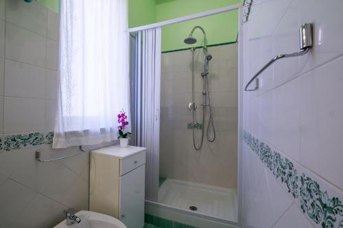 e bagno con doccia, servizi igienici e lavandino. di Mille e una Notte / Station Apartment a Palermo