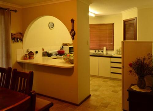 uma cozinha com um balcão e um frigorífico num quarto em Nulla Nulla Farm Retreat em Moorine Rock