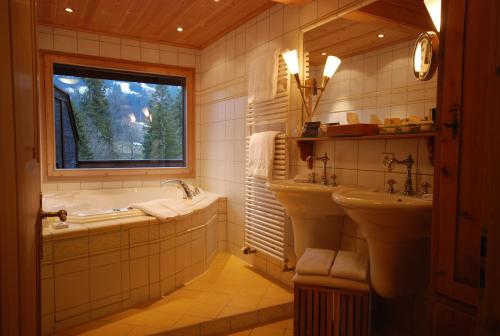 Koupelna v ubytování Hotel Alpenrose mit Gourmet-Restaurant Azalée