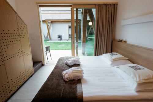 A bed or beds in a room at Hotel Ajda Depandance Prekmurska Vas - Terme 3000 - Sava Hotels & Resorts