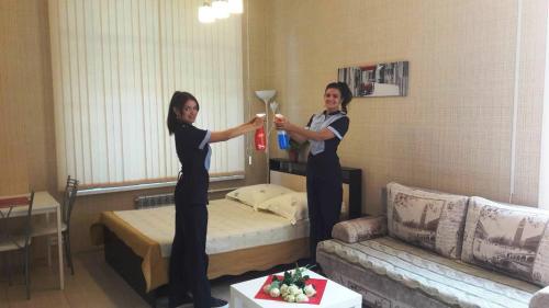 duas mulheres numa sala a brincar com utensílios em Hotel Sagittarius em Samara