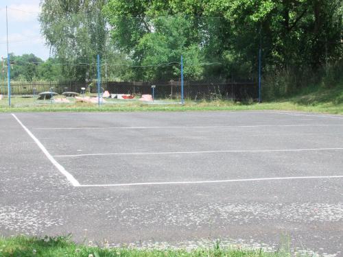 an empty tennis court with trees in the background at Hotel Formule in Děčín