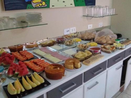 un buffet rempli de nombreux types d'aliments différents dans l'établissement Pousada Suites das Galinhas, à Porto de Galinhas