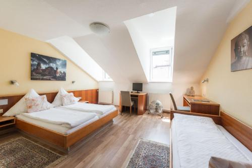 Ein Bett oder Betten in einem Zimmer der Unterkunft City Hotel Konstanz