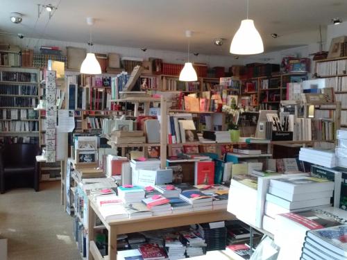 een boekwinkel gevuld met veel boeken op tafels bij Chez Catie in Quintin