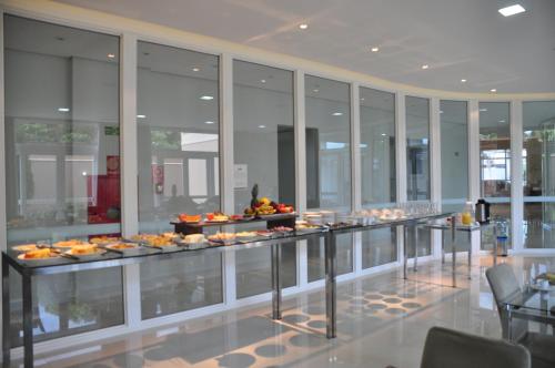 un buffet avec des aliments exposés dans un bâtiment dans l'établissement Kamur Plaza Hotel, à Goianésia