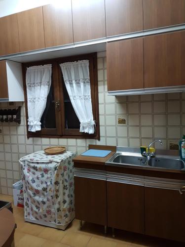 una cucina con lavandino e piano di lavoro di Mare a SantaMargherita a Pula