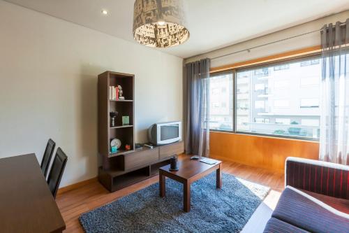 a living room with a couch and a tv at Onice Apartment in Porto