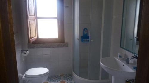 コスタ・レイにあるCala Sinziasのバスルーム(トイレ、洗面台付)