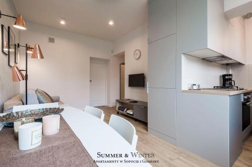 Kitchen o kitchenette sa Family Luxury Green Apartment 1-6, 2 sypialnie i studio, 52 m2