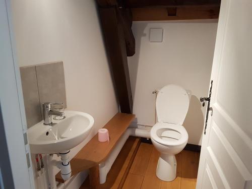 Ένα μπάνιο στο La jonquille jacuzzi et sauna
