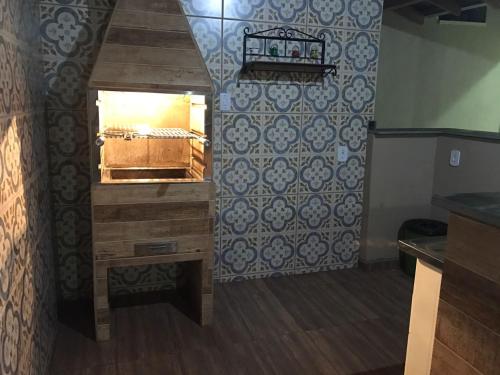 a room with a vanity with a mirror and a wall at Recanto Lili in Olímpia