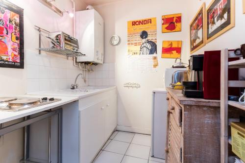 une petite cuisine avec un évier et un réfrigérateur dans l'établissement Le colonial, à Montpellier