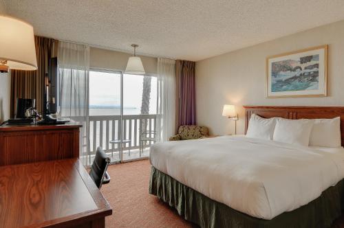 een hotelkamer met een bed en een balkon bij Vagabond Inn Executive SFO in Burlingame