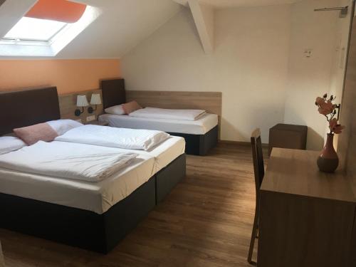 Cama o camas de una habitación en Central Hotel Duisburg
