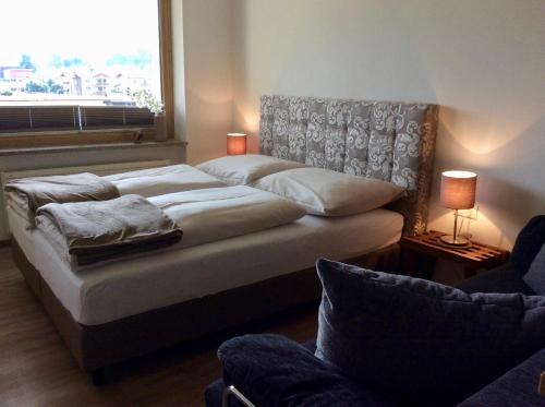 une chambre avec deux lits et une fenêtre dans l'établissement Studio Hanna, à Kaprun