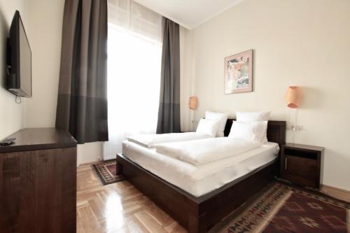 ブダペストにあるLuxury Apartment by Hi5 - Király street Suiteのベッドルーム1室(ベッド2台、窓付)