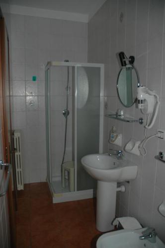 Bathroom sa Hotel Valentino