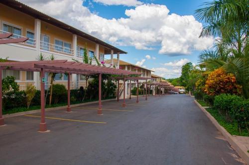 an empty street in front of a hotel at Lacqua diRoma - Hotel e Parque Aquático in Caldas Novas