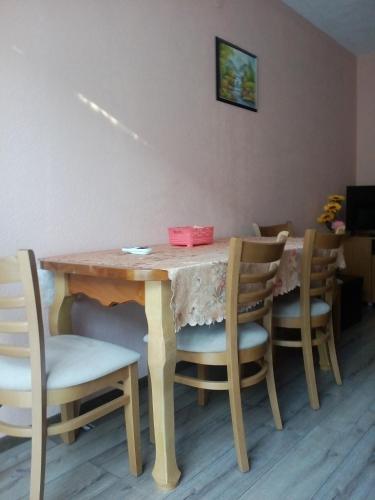 una mesa de comedor con sillas y una mesa y una mesa y sillas escritorio en Studio Manushev, en Sandanski