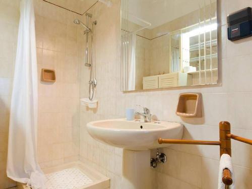 シラクーサにあるVilla Mazzeiの洗面台とシャワー付きの白いバスルーム