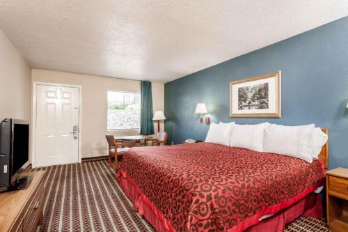 A bed or beds in a room at Days Inn by Wyndham Nashville N Opryland/Grand Ole Opry