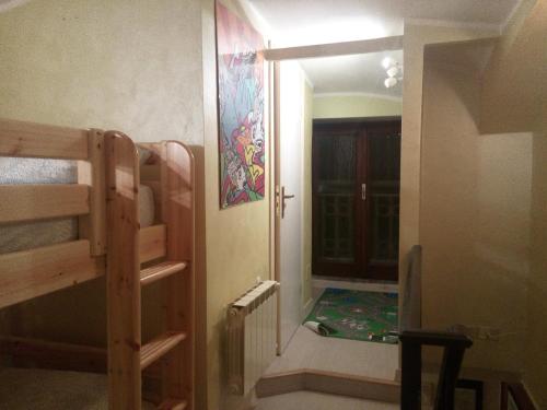 トリノにあるBelfiore Suiteの二段ベッド付きの部屋へと続く階段のある部屋