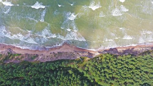 an overhead view of the ocean and the beach at Sunset House in Ulmale