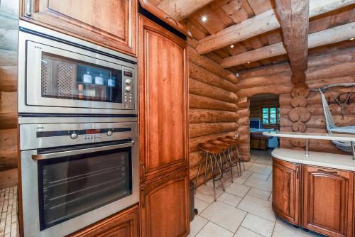 a kitchen with a stove and a microwave at Sunset House in Ulmale