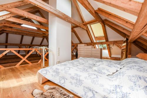 a bed in a room with wooden ceilings at Sunset House in Ulmale
