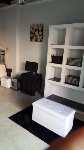 a room with a desk and a laptop on a shelf at Studio S in Santa Teresa Gallura