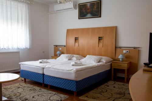 Säng eller sängar i ett rum på Csillag Panzió