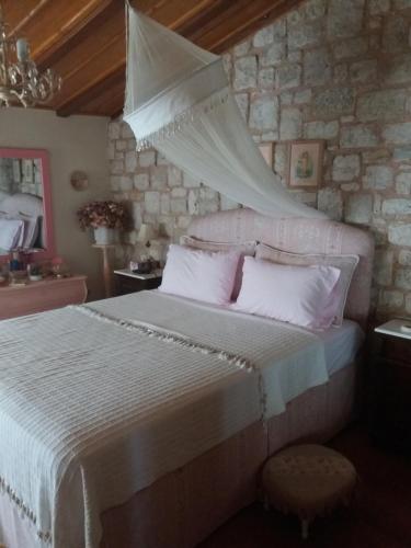 Llit o llits en una habitació de Villa Iviritiko
