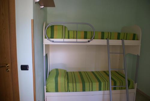 - 2 lits superposés dans une petite chambre avec une échelle dans l'établissement Appartamento Torre, à Finale