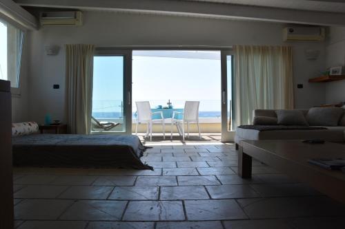 トッレ・ラピッロにあるMansarda sul Mareのベッドルーム1室(ベッド1台付)が備わります。
