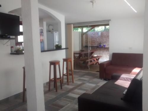 sala de estar con sofá y mesa en Apartamento Thyago Porto Seguro, en Porto Seguro