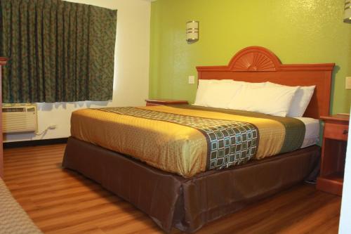 a hotel room with a bed in a room at Royal Inn in Mount Vernon
