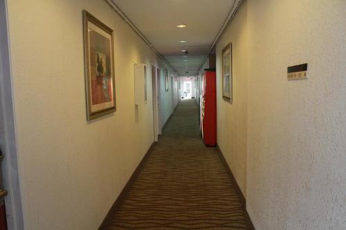 a long hallway with a long aisle with paintings on the walls at Royal Inn in Mount Vernon