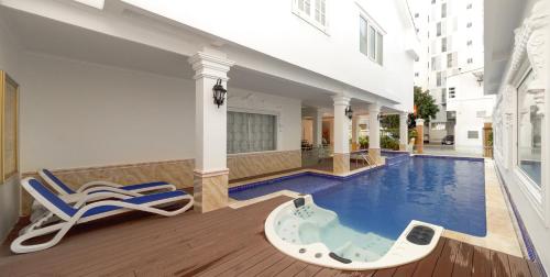 Piscina a Romeliess Hotel o a prop