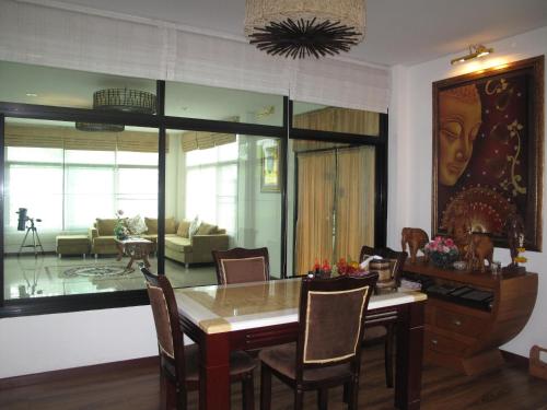 Ruang duduk di QG Resort