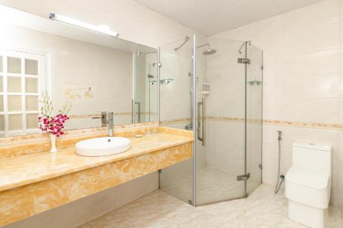 a bathroom with a sink and a shower at Romeliess Hotel in Vung Tau