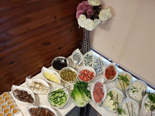 un tavolo con molte ciotole di cibo sopra di Uzungol Apart a Uzungöl