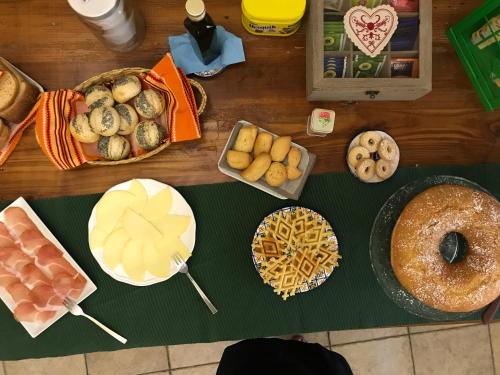a table topped with lots of different types of doughnuts at B&B Casa Mila' in Pretoro