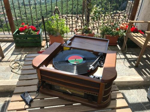 a record player sitting on top of a table at B&B Casa Mila' in Pretoro