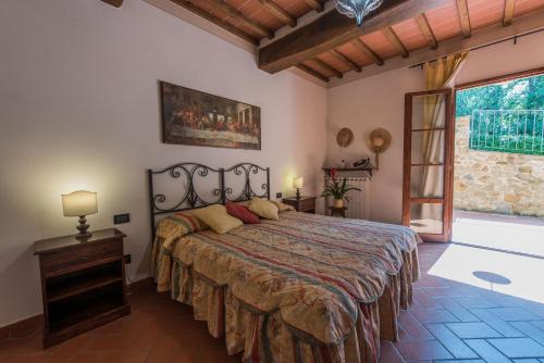 - une chambre avec un lit et une grande fenêtre dans l'établissement Agriturismo Fattoria Sant'Appiano, à Barberino di Val dʼElsa