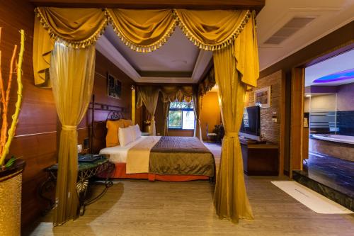 Кровать или кровати в номере Lestar Motel